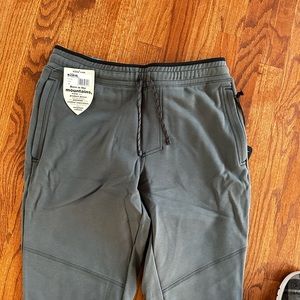 Kuhl joggers size Men’s Medium NWT